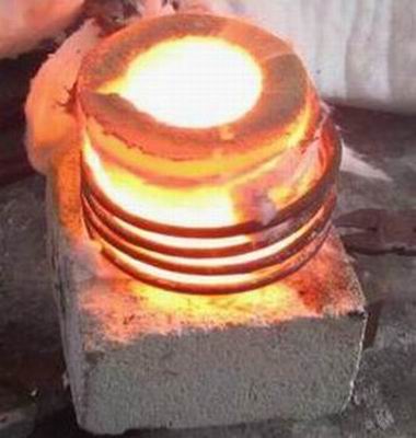 利用中頻感應加熱設備對有色金屬進行熔煉