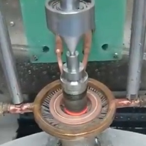 當采用高頻感應加熱設備對鉆桿接頭進行熱處理時，需要注意哪些方面？