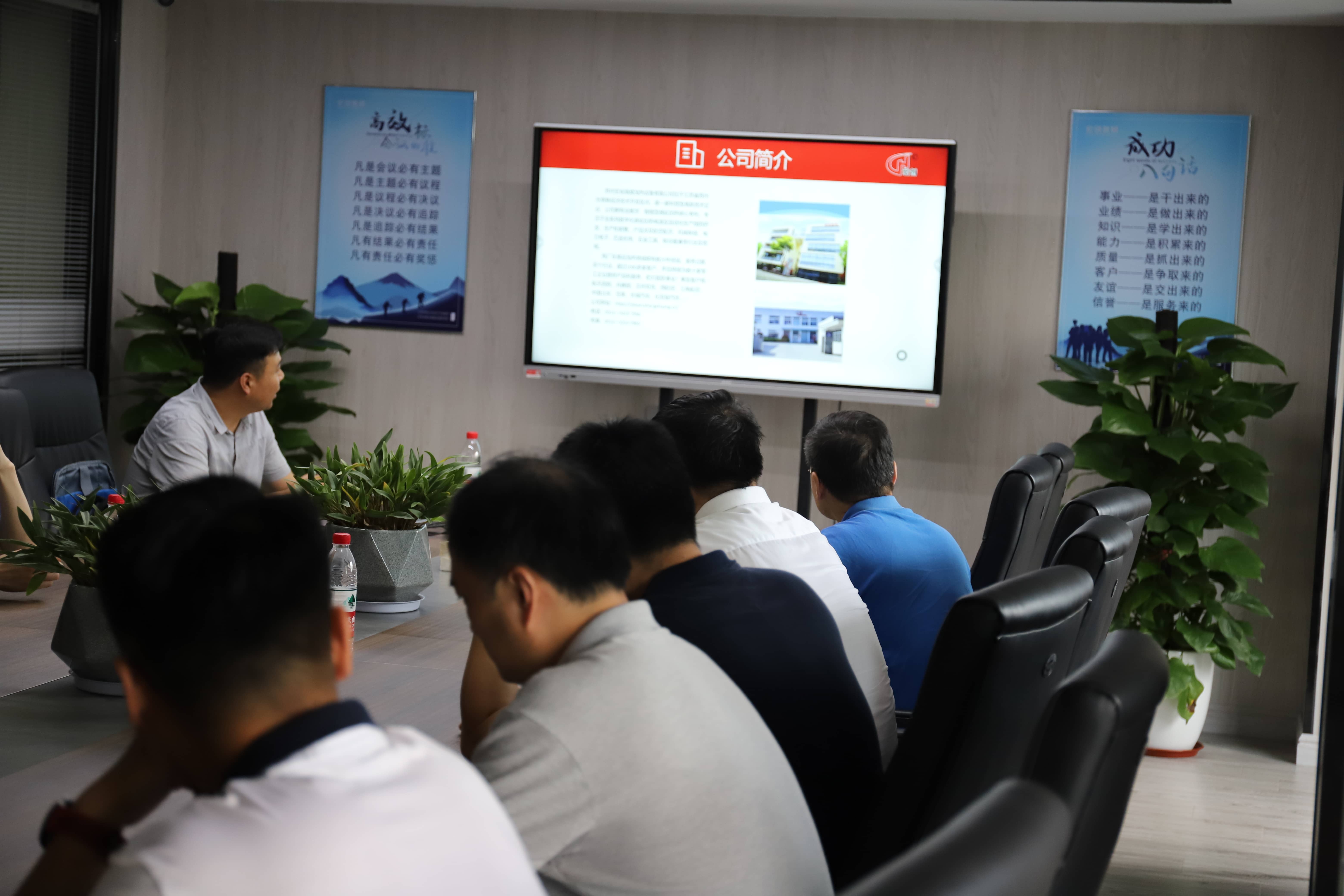 科創(chuàng)園領(lǐng)導(dǎo)和熱處理專家來(lái)指導(dǎo)工作(圖2)